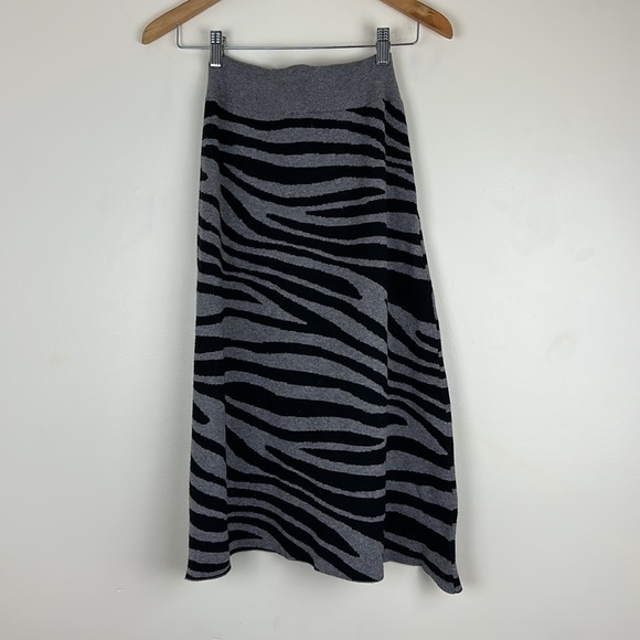 THML Woman's Size Large Sweater Skirt Tie Waist Detail Animal Print Zebra - Picture 4 of 5